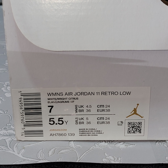 NEW Women’s Air Jordan 11 Retro Low Bright Citrus- US 7 - Picture 2 of 9